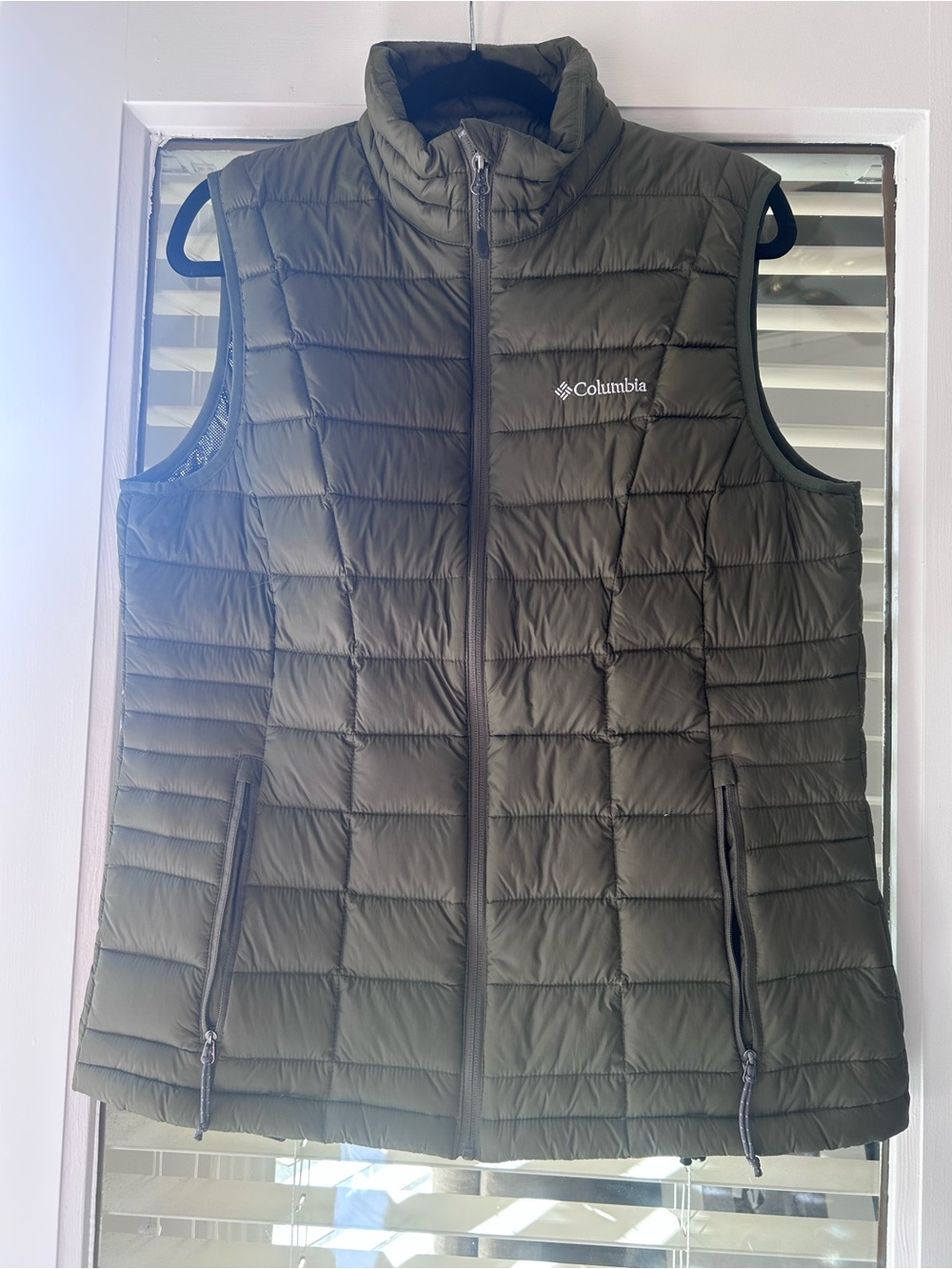 Columbia Sportswear Dark Olive Green Turbo Down Puffer Vest  w/Pockets. Size L.